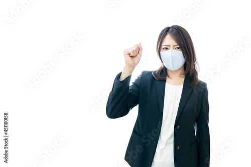 マスクで怒るスーツの女性