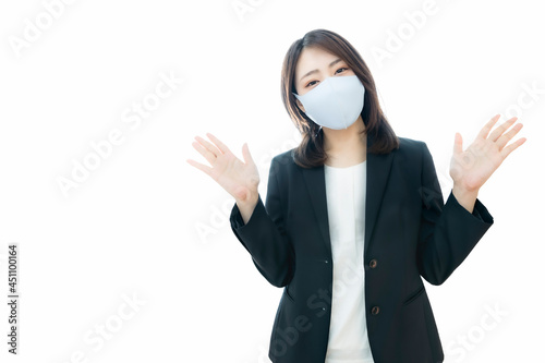 マスクで手を広げる女性
