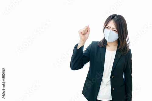 マスクで怒るスーツの女性