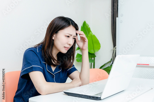 悩む女性