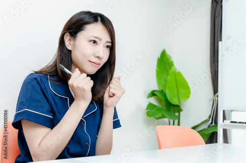 応援する女性