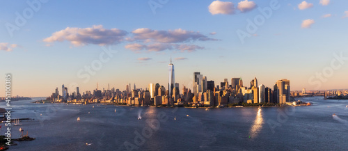 Quadro su tela New York City Manhattan Skyline with Freedom Tower at Sunset