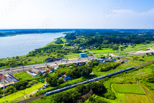 茨城県の牛久沼湖畔沿いを走行する常磐線 特急ひたち E657系を俯瞰撮影