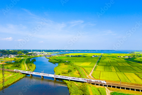 JR高浜駅付近の恋瀬川を渡る常磐線 特急ひたち E657系と霞ヶ浦を俯瞰撮影 photo