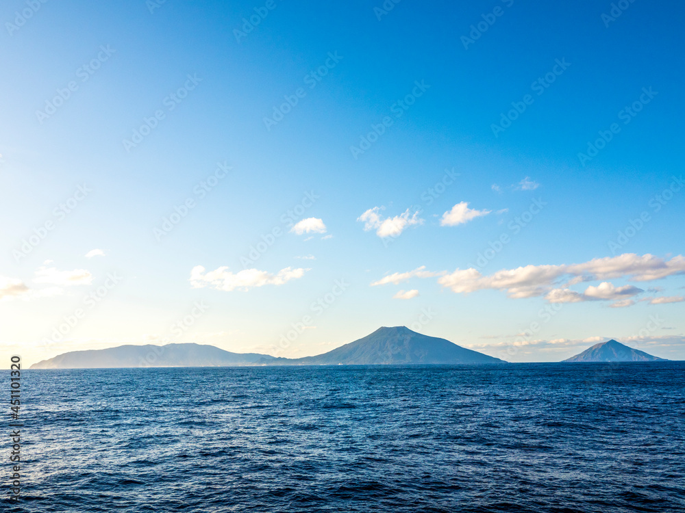 八丈島と八丈小島　（伊豆諸島）