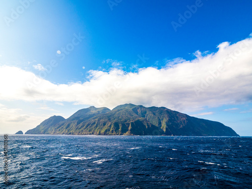 橘丸の船上から見る御蔵島　（伊豆諸島）  © Kumi