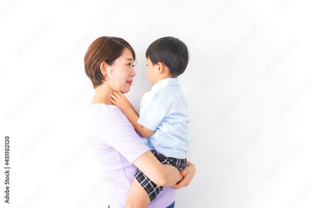 子どもを抱っこするお母さん