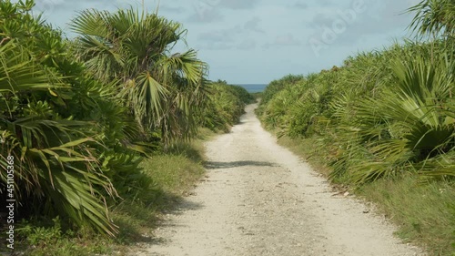 海へに繋がっている砂利道の景色。