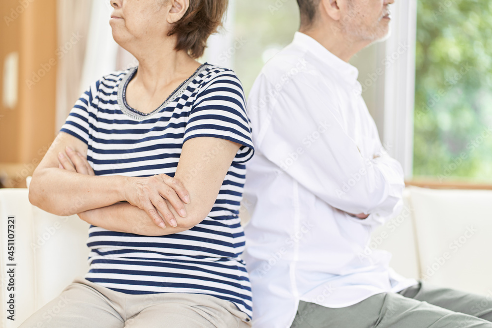 Fototapeta premium 喧嘩で対立する老夫婦