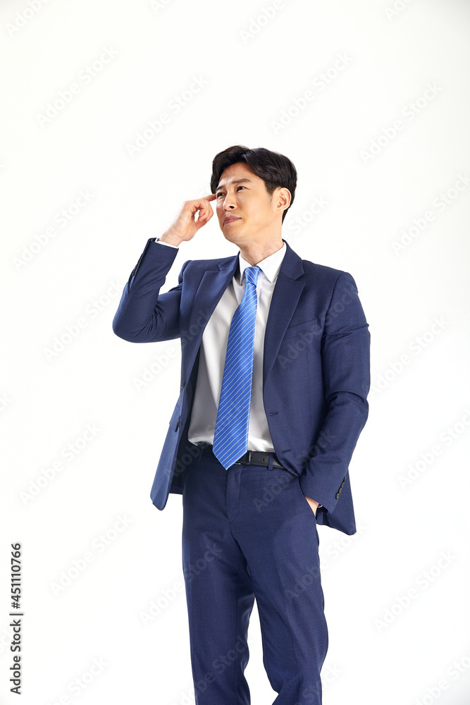 흰 배경 앞에 정장 입은 고민하는 30대 한국 남자 흰 배경 앞에 정장 입은 고민하는 30대 한국 남자