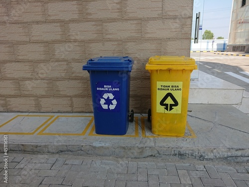 2 Recyclable and non-recyclable Trash Cans