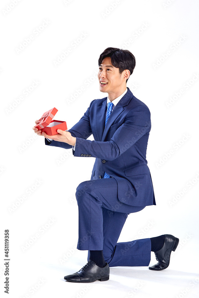 사랑하는 사람에게 선물 상자를 들고 선물을 주는 20대 남자