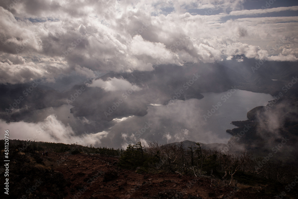 男体山の中腹から見る雲が立ち込める中禅寺湖