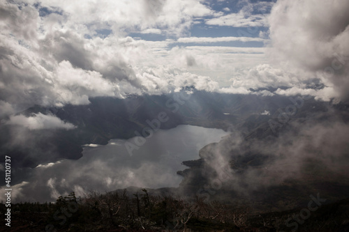 男体山の中腹から見る雲が立ち込める中禅寺湖