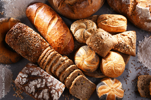 Fotografia Assorted bakery products including loafs of bread and rolls