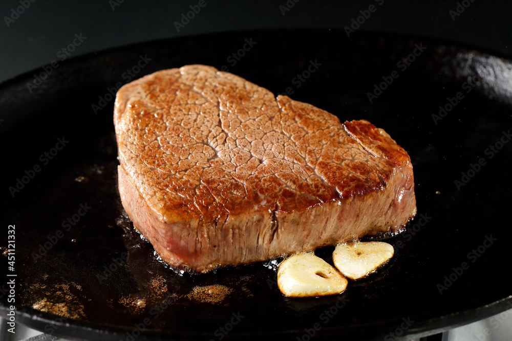 鉄板で焼いた国産黒毛和牛のヒレステーキ Grilled Wagyu fillet steak 鉄板で焼いた国産黒毛和牛のヒレステーキ Grilled Wagyu fillet steak