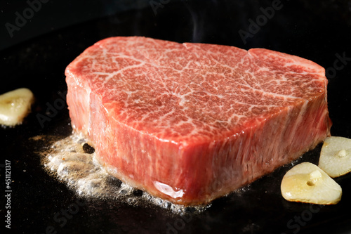 鉄板で焼いた国産黒毛和牛のヒレステーキ Grilled Wagyu fillet steak