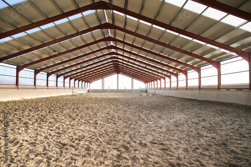 An empty horse riding hall. © Ladanifer