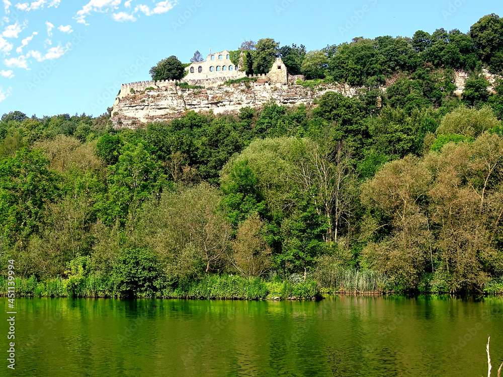 Fototapeta premium Die Karlburg oberhalb Karlstadts. Auf einem Felssporn oberhalb von Karlstadt am Main befindet sich die Ruine der Burg aus dem 8. Jahrhundert.