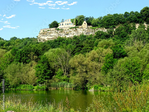 Die Karlburg oberhalb Karlstadts. Auf einem Felssporn oberhalb von Karlstadt am Main befindet sich die Ruine der Burg aus dem 8. Jahrhundert.