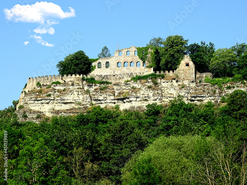 Die Karlburg oberhalb Karlstadts. Auf einem Felssporn oberhalb von Karlstadt am Main befindet sich die Ruine der Burg aus dem 8. Jahrhundert.