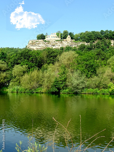 Fototapeta Naklejka Na Ścianę i Meble -  Die Karlburg oberhalb Karlstadts. Auf einem Felssporn oberhalb von Karlstadt am Main befindet sich die Ruine der Burg aus dem 8. Jahrhundert.