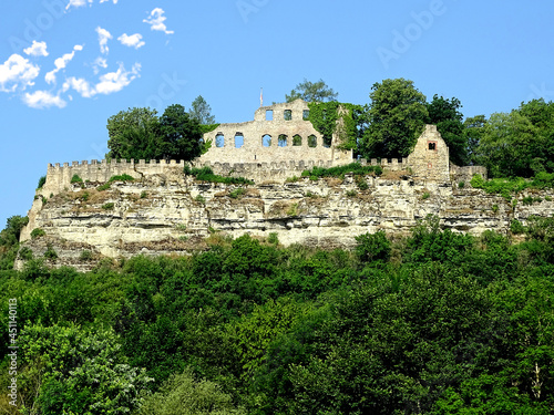Die Karlburg oberhalb Karlstadts. Auf einem Felssporn oberhalb von Karlstadt am Main befindet sich die Ruine der Burg aus dem 8. Jahrhundert.