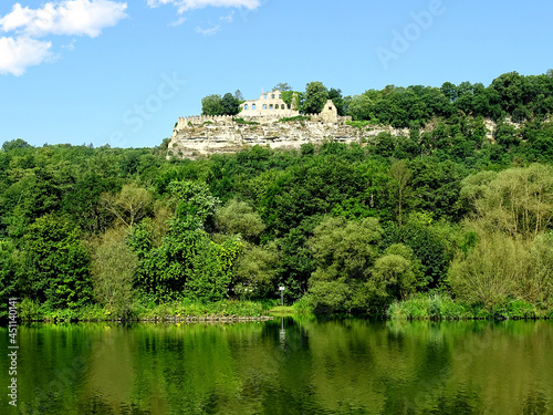 Die Karlburg oberhalb Karlstadts. Auf einem Felssporn oberhalb von Karlstadt am Main befindet sich die Ruine der Burg aus dem 8. Jahrhundert.