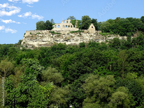 Die Karlburg oberhalb Karlstadts. Auf einem Felssporn oberhalb von Karlstadt am Main befindet sich die Ruine der Burg aus dem 8. Jahrhundert.