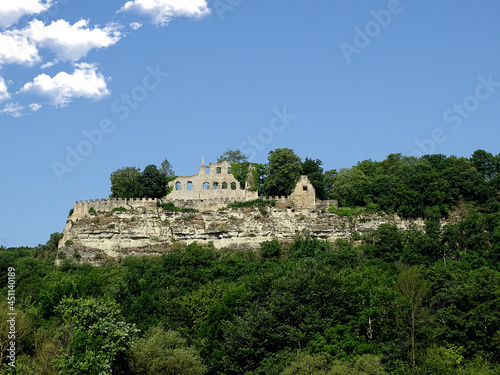 Die Karlburg oberhalb Karlstadts. Auf einem Felssporn oberhalb von Karlstadt am Main befindet sich die Ruine der Burg aus dem 8. Jahrhundert.