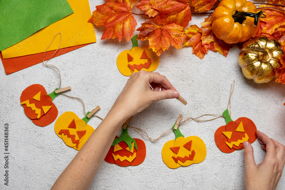 Step by step instruction how to make a paper pumpkin garland from