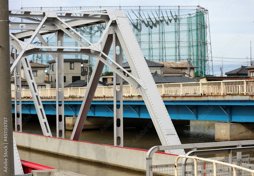 日本の橋が二つ並んだ風景