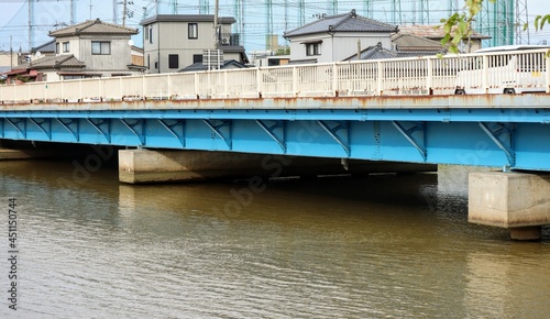 日本の川の橋の風景