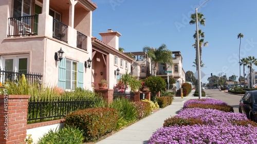Canvastavla Houses on suburban street in California USA, Oceanside