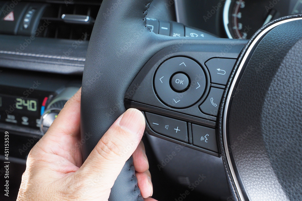 Fototapeta premium ステアリングスイッチを操作