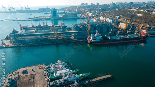 Industrial port in the field of import-export global business logistics and transportation, Loading and unloading container ships, cargo transportation from a bird's eye view. © Андрей Трубицын