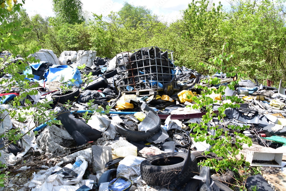 Naklejka premium dzikie wysypisko śmieci, katastrofa ekologiczna,
