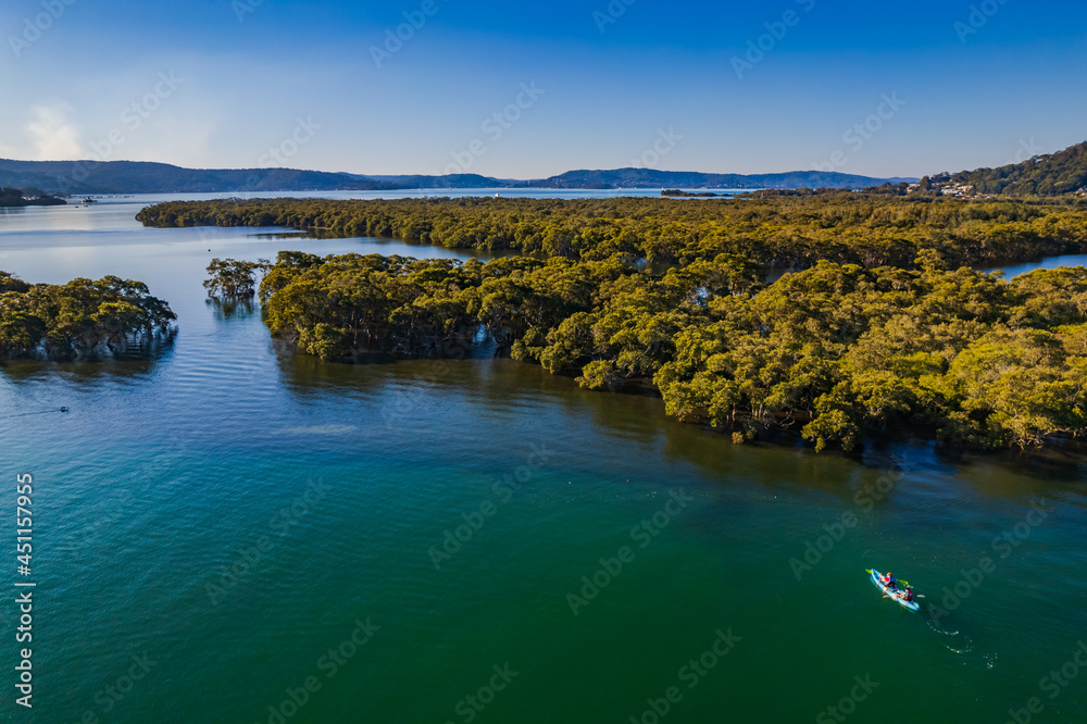 Obraz premium Afternoon aerial waterscape over the channel with clear skies
