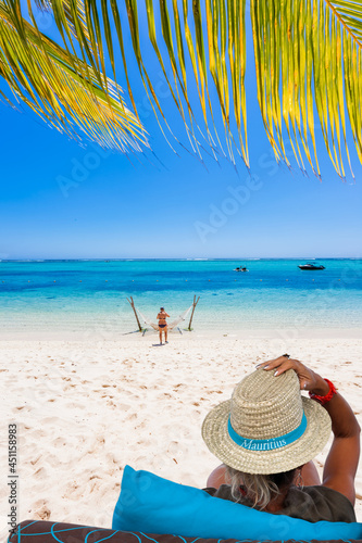 Fototapeta Naklejka Na Ścianę i Meble -  femme au chapeau de Paille sur plage paradisiaque 