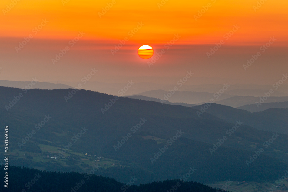 Wschód słońca w górach 