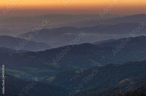 Fototapeta Naklejka Na Ścianę i Meble -  Wschód słońca w górach 