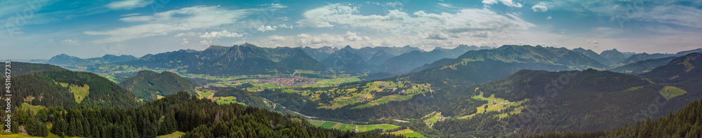 Oberstdorf aus der Luft - Panorama mit Bergen im Hintergrund