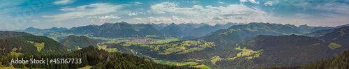Oberstdorf aus der Luft - Panorama mit Bergen im Hintergrund