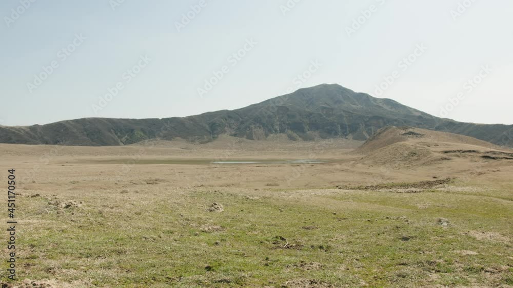 背後に山がある野原の風景 背後に山がある野原の風景