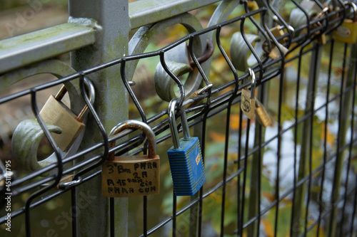 Cadenas des amoureux sur la balustrade du pont photo