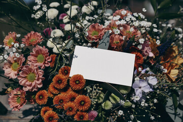 Papier peint photo Magasin de fleurs Bouquet champêtre carte et eucalyptus  © tabitazn