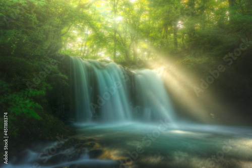 滝と光芒 © 貴寛 細江