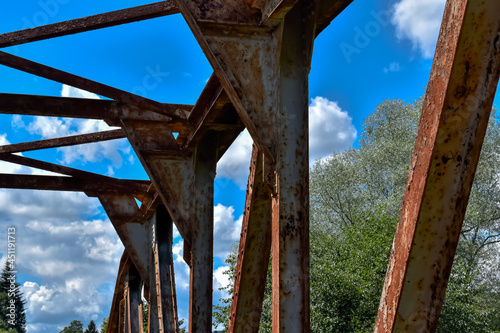 Stare, zniszczone, zardzewiałe elementy mostu.