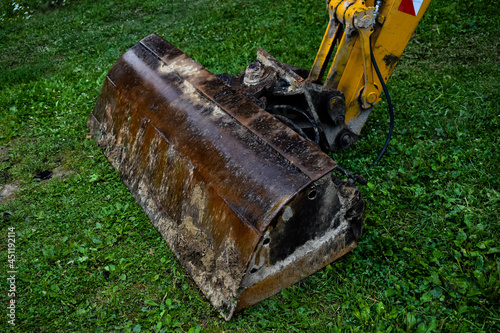 Brudne, duże części maszyny, koparki.  photo