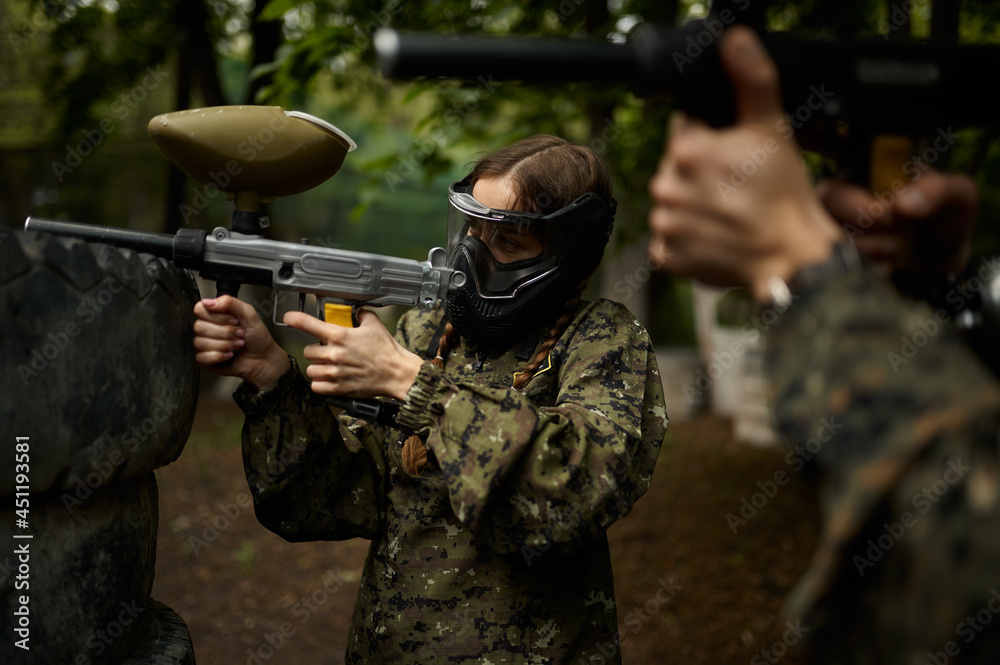 Fototapeta premium Warriors aimimg with paintball guns, team game